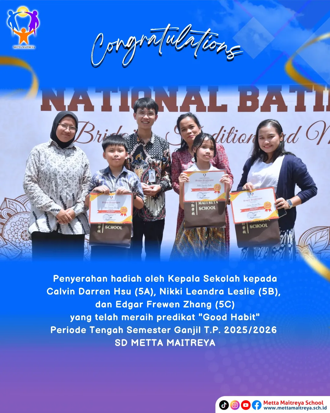 Penyerahan hadiah oleh Kepala Sekolah yang telah meraih predikat Good Habit Periode Tengah Semester Ganjil T.P. 2025-2026 Kelas 5